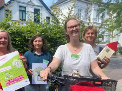 Frauke Jan&szlig;en, Catalina Althoff, Lena Normann und Lisa Veenker (von links) stellten das Projekt &bdquo;Sichere Orte&ldquo; bei Wildwasser vor.