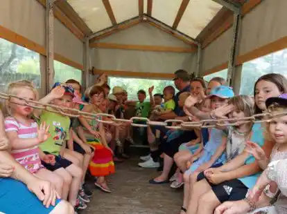 Treckerfahrt ins Moor: Zum 50-j&auml;hrigen Bestehen des Kindergartens &bdquo;Die Landwichtel&ldquo; in Delfshausen wurde den Kindern einiges geboten.