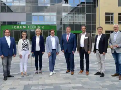 Marion Lammers (PHWT), Michael Bartel (Adolf-Kolping-Schule Lohne), Dana Eiberg (BBZ Diepholz), Birgitt Kathmann (BBZ Diepholz), Martin kleine Bornhorst (Adolf-Kolping-Schule Lohne), Landrat Tobias Gerdesmeyer (Landkreis Vechta), Ernst Escher (Handelslehranstalten Lohne), Frank Stach (Handelslehranstalten Lohne), Landrat Cord Bockhop (Landkreis Diepholz), Prof. Dr. Dennis De (Pr&auml;sident PHWT).