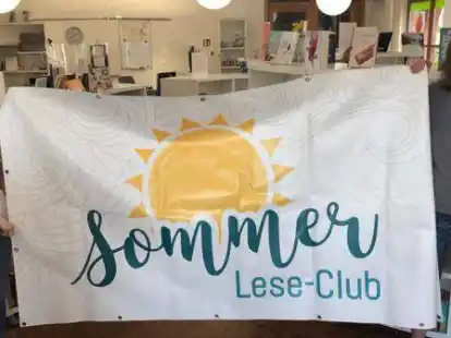 Julia Liebling und Simon Thoben von der B&uuml;cherei St. Marien werben f&uuml;r den Sommer-Lese-Club.