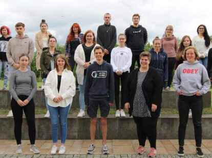 Allgemeine Fachhochschulreife erreicht  und staatlich anerkannte Erzieherinnen und Erzieher &ndash; die Sch&uuml;lerinnen und Sch&uuml;ler der Klasse F2Q2B der Fachschule Sozialp&auml;dagogik der BBS 3.