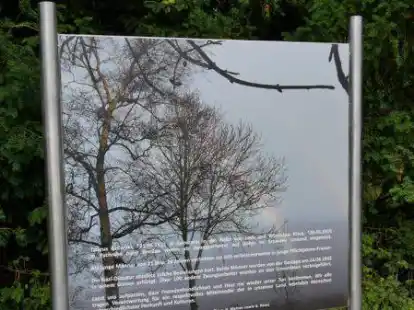 Die Erkl&auml;rtafel zum Mahnmal in Schwei enth&auml;lt keine biografischen Hinweise auf die beiden Frauen, zu denen die Geh&auml;ngten Liebesbeziehungen gehabt haben sollen. Es wird aber ein QR-Code zu einer Facharbeit nachgereicht, in der N&auml;heres &uuml;ber eine der beiden Frauen steht.