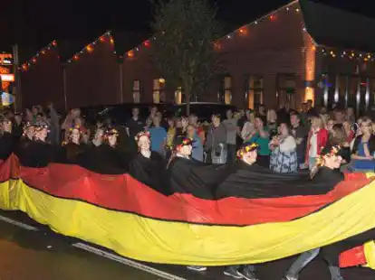 Besuchermagnet zum Auftakt des Festes der 1000 Laternen: Der Festumzug, an dem auch viele Fu&szlig;gruppen teilnehmen.