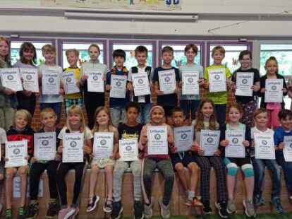 Die Sch&uuml;lerinnen und Sch&uuml;ler der Grundschule Ramsloh zeigen sichtlich stolz ihre Urkunden.