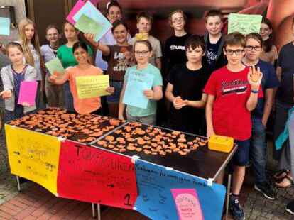 Haben Spenden f&uuml;r die Bek&auml;mpfung von Kinderarbeit gesammelt: Lehrerin Meike Wassmann (hinten rechts) und ihre Sch&uuml;lerinnen und Sch&uuml;ler aus dem Religionskurs des 6. Jahrgangs am Gymnasium Nordenham.