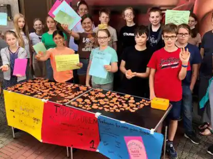 Haben Spenden f&uuml;r die Bek&auml;mpfung von Kinderarbeit gesammelt: Lehrerin Meike Wassmann (hinten rechts) und ihre Sch&uuml;lerinnen und Sch&uuml;ler aus dem Religionskurs des 6. Jahrgangs am Gymnasium Nordenham.