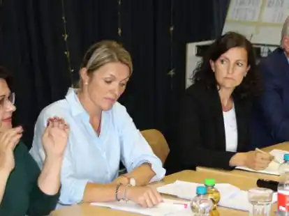 Auf dem Podium waren (von links) Beg&uuml;m Langefeld (Gr&uuml;ne), Imke Haake (FDP), Pia van de Lageweg (SPD) und Christoph Eilers (CDU).