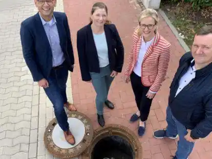 Kay Sch&ouml;nfeld, Julia Oberd&ouml;rffer, Dr. Henrike Voet und Bauamtsleiter Ralf Bl&ouml;mer (von links) besichtigen einen Messpunkt an der Pariser Stra&szlig;e in Lohne.