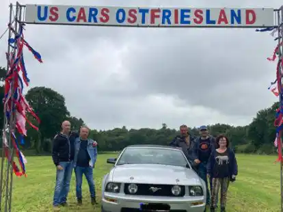 Richard Adomat (dritter von rechts) ist Gr&uuml;ndungsmitglied im Verein US Cars Ostfriesland. Zusammen mit zahlreichen anderen Vereinsmitgliedern organisiert er derzeit ein gro&szlig;es US Cars Treffen auf seinem Grundst&uuml;ck in Sandhorst. Der Ford Mustang GT stammt aus dem Jahr 2005 und ist eines von 15 Autos, die Adomat besitzt.