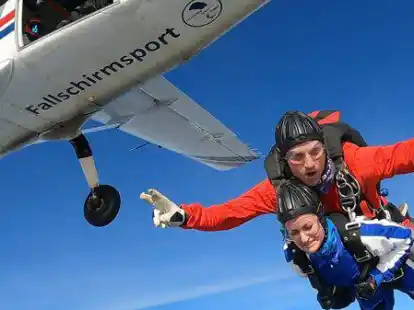 Tandemmaster Jimmy und Gast Nicole rauschen bei traumhafter Sicht nach dem Verlassen der &bdquo;Fox-Lady&ldquo; im freien Fall der Insel Norderney entgegen.