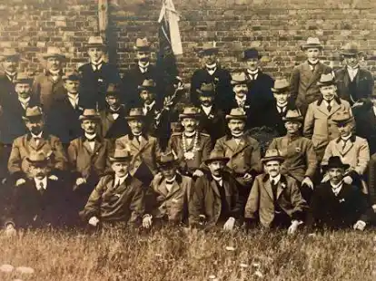 Das Gruppenbild entstand 1920. Damals hie&szlig; der Verein noch &bdquo;Sch&uuml;tzenverein Gr&uuml;ppenb&uuml;hren II&ldquo;.