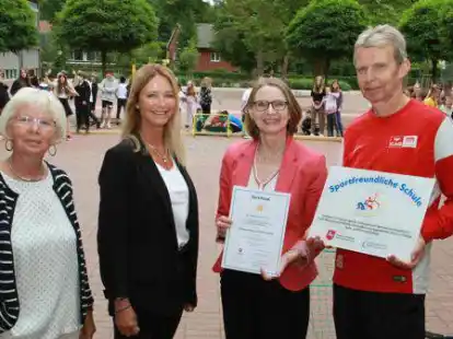 Auszeichnung als Sportfreundliche Schule (v.l.): Waltraud Behrens (Kreissportbund), Ulrike Rieger (Regionales Landesamt f&uuml;r Schule und Bildung), Schulleiterin Annette Ovelg&ouml;nne-Jansen und Burkhard Garmann (Leiter der Sportfachschaft).