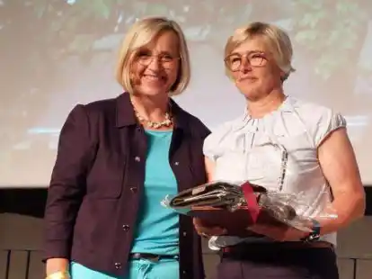 Gro&szlig;e Freude: Landfrau Anke Eden-J&uuml;rgens (rechts) vom Kreislandfrauenverein Friesland-Wilhelmshaven wird von Petra Bentk&auml;mper (links), Pr&auml;sidentin des Deutschen Landfrauenverbands, als Landfrau des Jahres 2022 geehrt.