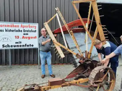 Dieser Fl&uuml;gelm&auml;her vom Erfinder Deering ist 100 Jahre alt: Hermann Barghop (von links) Gerd Vohlken, Jan-Hendrik Weber und G&uuml;nter Vohlken.
