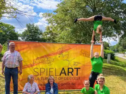Die Teilnehmer des SpielART-Kulturfestes im Freizeitzentrum: (v.l.) Andreas Bartl, Lisa Rinne, Bodo Henke (Freizeitzentrum), Anke Rinne (Circus Sternchen), Marina Franz (Gemeinde Hatten) und die Green-Spirits-Botschafterinnen (v. o.) Palina Getz, Emma Getz, Jule Poelmann und Priska K&uuml;hling.