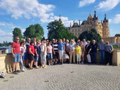 Vor dem Schweriner Schloss: die Teilnehmer der Drei-Tages-Fahrt des BV Garrel.