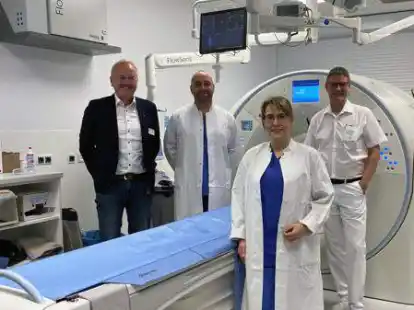 Schnelle Ergebnisse, pr&auml;zise Bilder und immer nah an den Patienten: Im Notfallzentrum unterst&uuml;tzt ein neues CT-Ger&auml;t das Radiologie-Team bei der Versorgung von Notfall-Patienten. Von links: Uwe Ebken, Leiter der Wirtschaftsabteilung, Dr. Sebastian Simka und Anika Wi&szlig;mann, Chef&auml;rzte der Klinik f&uuml;r Diagnostische und Interventionelle Radiologie, und Dr. Peter Ritter, Med. Gesch&auml;ftsf&uuml;hrer der Ammerland-Klinik.
