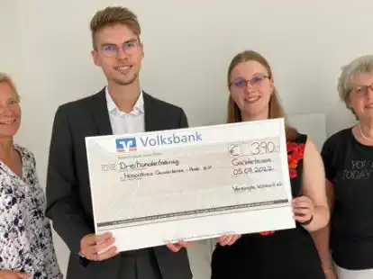 Die Koordinatorinnen Linda Bahr (rechts) und Susanne Lebedinzew (links) vom Hospizkreis Ganderkesee-Hude bekamen einen Scheck von Fabian Rilinger und Sanja Siemer von der Vereinigten Volksbank.