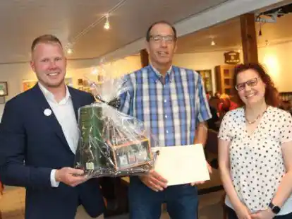 Ausgezeichnet bei der Hauptversammlung des KV Friesische Wehde: Harald Albers (Mitte) wurde von Katrin Gehlich und dem KV-Vorsitzenden S&ouml;ren Bruhn f&uuml;r sein langj&auml;hriges ehrenamtliches Engagement geehrt.