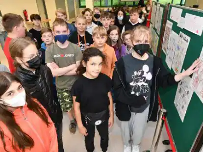 Haben an der Schule an der Ellerb&auml;ke auch mit Comics den Hass aufs Anderssein thematisiert: Sechstkl&auml;sslerin Yakira (vorne rechts) und weitere M&auml;dchen und Jungen ihrer Jahrgangsstufe.