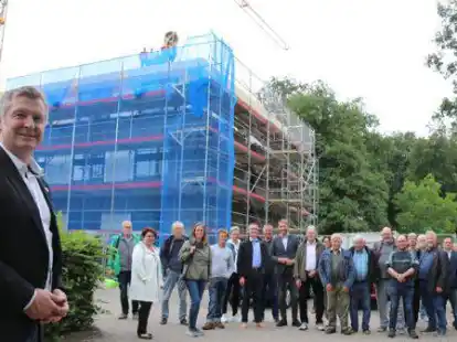 Richtfest beim Kreishaus-Anbau: Landrat Christian Pundt schlug den letzten Nagel ein und pr&uuml;fte den Richtkranz.