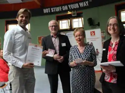 Barrierefrei und generationenfreundlich:  Christopher Oltmanns (Inhaber der Apotheke Schierbrok, von links) ist einer der Ausgezeichneten, denen Bj&ouml;rn Kemeter (Referatsleiter des Nieders&auml;chsischen Ministeriums f&uuml;r Soziales, Gesundheit und Gleichstellung), Ilka Dirnberger (Vorsitzende des Nieders&auml;chsischen Seniorenrats) und Christa Linnemann (Wirtschaftsf&ouml;rderin der Gemeinde Ganderkesee) ein Zertifikat &uuml;berreichten.