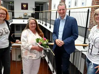 Fachdienstleiterin Karen Becker (von rechts) und B&uuml;rgermeister Ralf Wessel gratulierten Monika Dormeyer zur neuen Aufgabe zusammen mit Personalratsvertreterin Anne Willenborg.