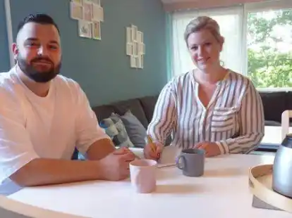 Gruppenleiterin Julia Bartz im Gemeinschaftsraum der Jugendhilfe bei der Einsatzbesprechung mit Erzieher Daniel Stanisic.