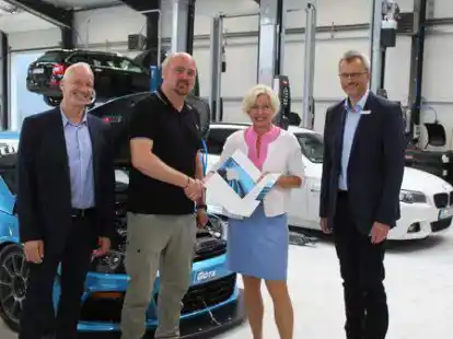 F&ouml;rderbescheid f&uuml;r Kfz-Meier in Wiefelstede: Wirtschaftsf&ouml;rderer Fred Carstens, Fabian Meier, Landr&auml;tin Karin Harms, J&ouml;rg Pieper, B&uuml;rgermeister Wiefelstede (v. l.)