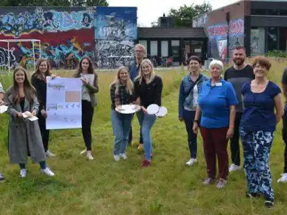 Nach der Pr&auml;sentation der Ergebnisse: Die drei vom TuS Bloherfelde pr&auml;mierten Teams (von links):  Yari Stasch und Melina Hoffmann, Sina Eick und Mira Beichle, Marie Behrens und Katharina Schockem&ouml;hle mit Prof. Dr. Volker Kattenhagen (hinten) und Vertretern des Vereins.