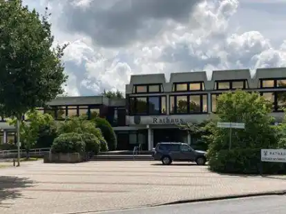 Bleibt dieses Rathaus ohne Ostfriesland-Flagge vor der T&uuml;r? Wer wei&szlig;, vorerst jedenfalls wird keine solche Fahne mehr gehisst.