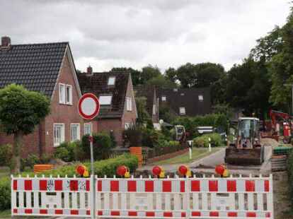 Gesperrt: Ein Teilst&uuml;ck der Stra&szlig;e Am Stratjebusch ist zurzeit nicht befahrbar. Dort wird der Schmutzwasserkanal saniert.