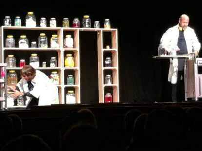 Kinder der Astrid-Lindgren-Grundschule Neuenburg haben sich im Theater im Vereenshuus in Neuenburg ein Theaterst&uuml;ck angesehen.