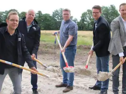 Der offizielle Spatenstich f&uuml;r das neue Aper Baugebiet &bdquo;S&uuml;dlich der Norderb&auml;ke&ldquo;:  Rainer F&uuml;rste (Gesch&auml;ftsf&uuml;hrer Fepa Wohnbau, von links), J&ouml;rg Raudszus (Bauleitung Fepa Wohnbau), Bernhard Henken (Fuhrunternehmen und Tiefbau Henken. Altenoythe, die Firma erledigt derzeit erste  Erdarbeiten), Apens Bauamtsleiter Peter Rosendahl und B&uuml;rgermeister Matthias Huber.