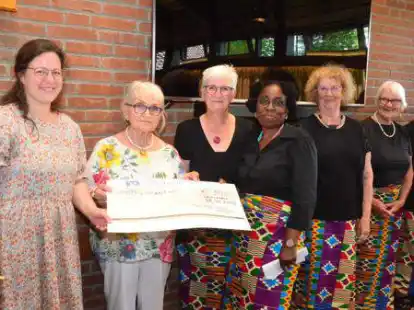 Pastorin Sonja Brockmann und Christel Krapp-Heckers freuten sich, Chorleiterin Maike Klein und Yawa Bebefe-Schwingel eine Spende zu &uuml;berreichen.