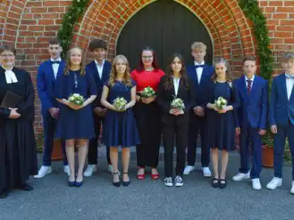 Pastorin Birte Wielage mit der zweiten Konfirmandengruppe: Noah Harder, Lijana Barz, Thorge Weller, Lea Korschek, Emelie Schr&ouml;er, Maja Tramp, Janne Otten, Mia Broch, Aaron Lange und Conner Bruns konfirmiert (v.l.)