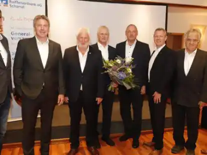 Vorstand und Aufsichtsrat der Raiffeisenbank Scharrel zogen eine  Bilanz des Gesch&auml;ftsjahres 2021 (von links):  Hartmut Hanekamp, Guido Reiners, Heinrich Tellmann, Bernhard Schrand, Markus Lamping, Carsten Steenken, Franz W&uuml;bbelmann und Bernd Schrand.