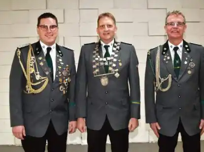 Seit 2019 amtierender Sch&uuml;tzenk&ouml;nig: Ralf Behrens (Mitte). Seine Adjutanten  Benjamin Stanke und Andreas Schneider (v. l.).