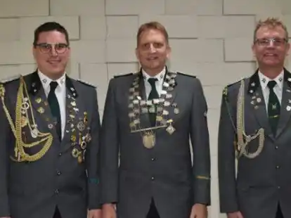 Bereits seit 2019 amtierender Sch&uuml;tzenk&ouml;nig in Sandkrug: Ralf Behrens (Mitte). Seine Adjutanten sind Benjamin Stanke und Andreas Schneider (v. l.).