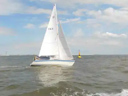 Die &bdquo;Sternschnuppe&ldquo; aus Hooksiel siegte in der Gruppe der Fahrtenschiffe; hier passiert sie die Wendemarke an der Buhne H im Westen der Insel.