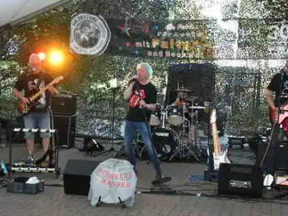 Die Band Stone(d)washed spielte Im Zelt neben der Gildestube.