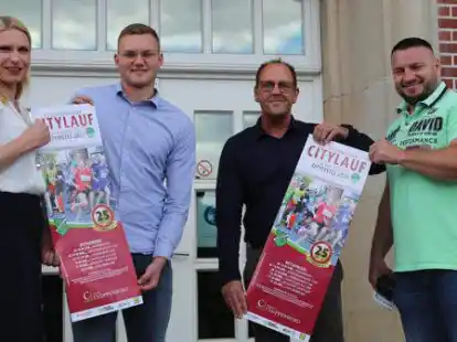 Freuen sich auf den 25. Cloppenburger Citylauf (von links): Stadtr&auml;tin Stefanie L&uuml;bbers, Stadtmitarbeiter Louis Koopmann, Michael Oberschelp vom Lauftreff Bethen und Sponsor Eugen Winkler von EasyFitness