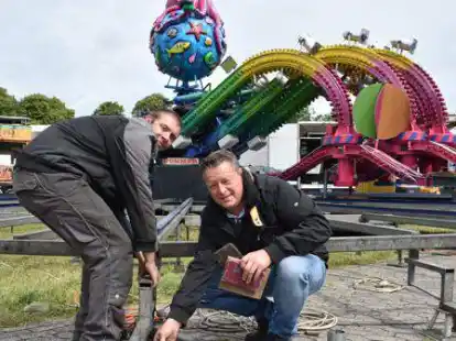 Ein Highlight im Veranstaltungskalender: Das Esenser Sch&uuml;tzenfest mit Mega-Jahrmarkt. Die Schausteller sind schon beim Aufbau, Lars Stummer und Eduard Schleifer (links) pr&uuml;fen die Standfestigkeit.