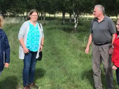 CDU-Landtagskandidatin Katharina Jensen (links), Gabi Heyne von der CDU Zetel/Neuenburg (zweite von links) und CDU-Kreistagsmitglied Heinke Sieckmann  haben den Moorsch&auml;fer Peter Schein im Spolsener Moor in Zetel besucht. Nicht im Bild: CDU-Kreistagsmitglied Claus Eilers