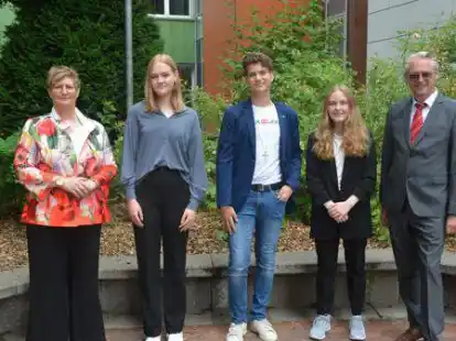 Gl&uuml;ckwunsch an die Jahrgangsbesten: Schulleiterin Simone Hegger-Flatken (von links), Luisa Ostendorf, Mario Jesus Debowski, Wolke Sommer, Ingo Gerdes