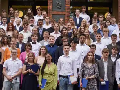 Abitur geschafft! &ndash; die Absolventen des Herbartgymnasiums 2022.