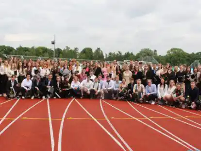 Abitur gemeistert: die Sch&uuml;lerinnen und Sch&uuml;ler der C&auml;cilienschule nach der Zeugnis&uuml;bergabe im Marschwegstadion.