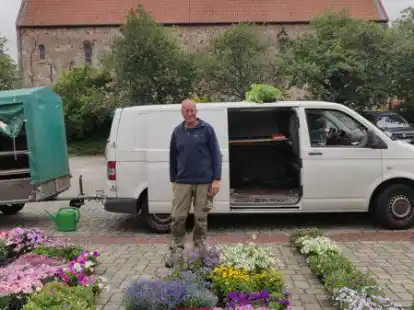 Blumen Garlichs aus Schortens ist Gr&uuml;ndungsmitglied auf dem Hohenkirchener Wochenmarkt. Michael Bartels steht selbst seit vielen Jahren auf dem Wochenmarkt in Hohenkirchen.