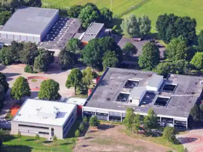 In der IGS Kreyenbr&uuml;ck wird nach einer energetischen Sanierung schon gespart, dem Stadtteilbad (oben links) droht hingegen eine tempor&auml;re Schlie&szlig;ung.