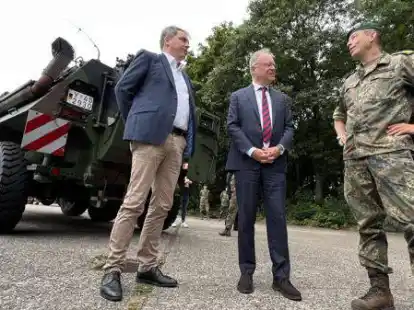 Gespr&auml;che bei der 1. Panzerdivision in Oldenburg: Ministerpr&auml;sident Stephan Weil (Mitte) mit Oberb&uuml;rgermeister J&uuml;rgen Krogmann (links) und Generalmajor Heico H&uuml;bner vor dem Transportpanzer &bdquo;Fuchs&ldquo;
